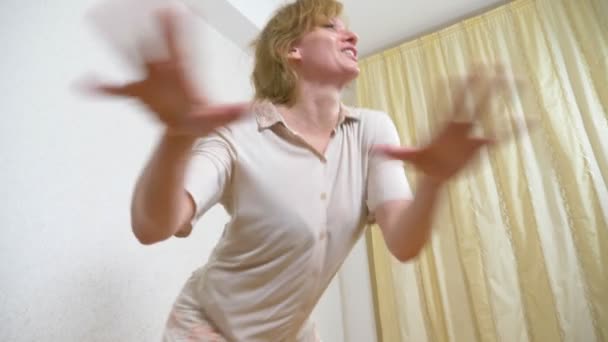 Erwachsene Frau tanzt zu Hause, 4k — Stockvideo