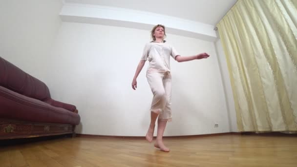Vuxen kvinna dansar hemma, 4k — Stockvideo