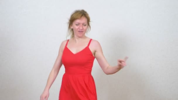 Dansen van de volwassen vrouw thuis, 4k — Stockvideo