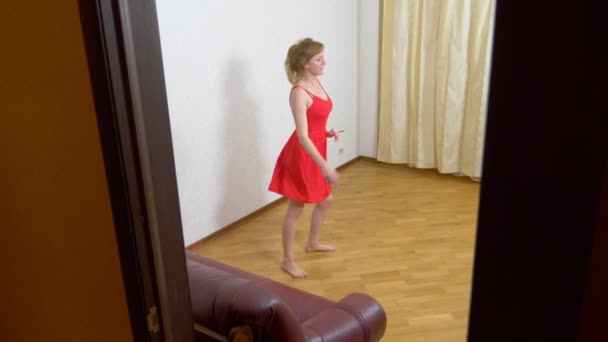 Yetişkin kadın dansları evde, 4k — Stok video