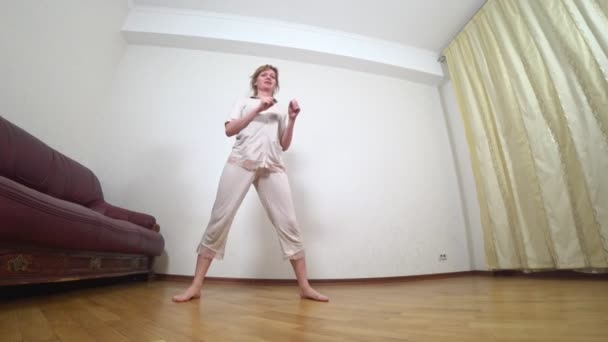 Erwachsene Frau tanzt zu Hause, 4k — Stockvideo