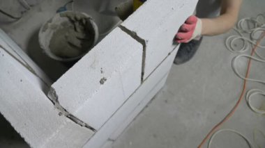 bir inşaat alanında bir Oluşturucu gaz blok duvarına koyar. 4k.