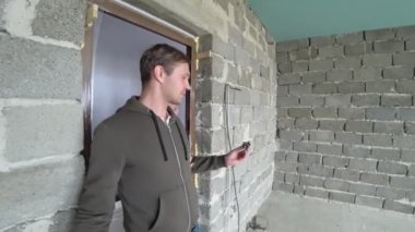 Yeni yerleşimciler, evli bir çift, yeni bir daire ziyaret daire onarım çalışmalarını değerlendirmek. Onlar mutlular. 4k