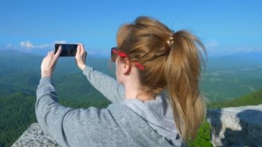 bir kadının sefi Dağları'nın muhteşem manzaralı yapması. 4 k. yavaş çekim