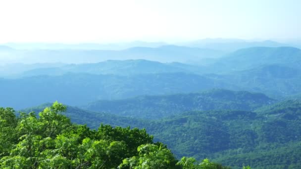 Vista de uma bela paisagem de montanha. uma gama montesa de uma visão de olho de pássaros. 4k . — Vídeo de Stock