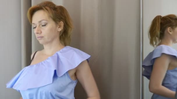 Vásárlás ruhát nő tárolja, válassza ki a ruhákat. 4k — Stock videók