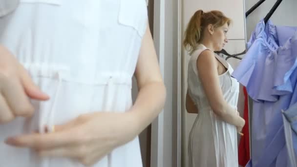 Kadın elbisesi içinde alışveriş depolamak, kıyafetler seçin. 4k — Stok video