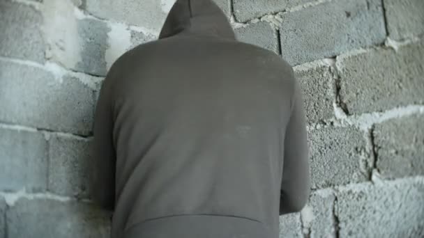 Geweld, misdaad, ontvoering, een man slaat een vrouw tegen een muur 4k, — Stockvideo