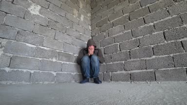 Duvar tarafından umutsuz mutsuz adam. 4k, stres ve umutsuz kavramı