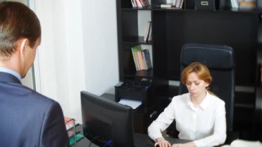 4k, dostum, ofis çalışanı silkiyor patronuyla konuşuyor omuz