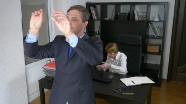 mizah, ironi. Bir erkek müdür ofis çalışma sürecinde yürütmektedir. 4k