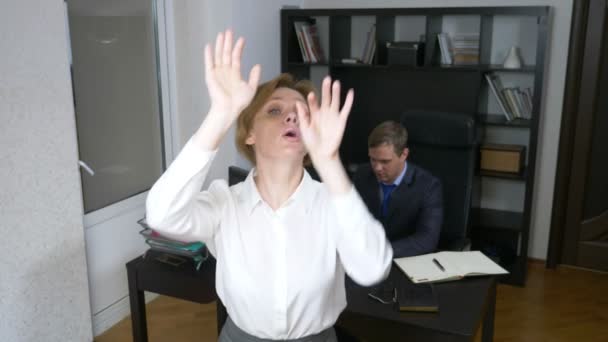 ユーモア、皮肉。女性マネージャーは、オフィスで作業を行っています。4 k — ストック動画