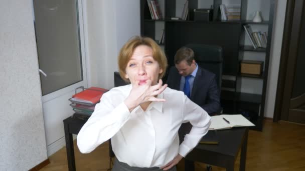 Humour, ironie. une femme dans le bureau siffle, alertant les travailleurs. concept d'entreprise. 4k — Video