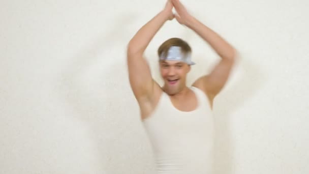 Erwachsener Mann tanzt zu Hause, 4k — Stockvideo