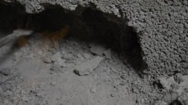 bir inşaat alanında, bir işçi bir perforator duvara vurma. 4k