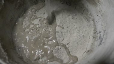 spatula ve kova ile harç inşaat alanı üzerinde. builder ile sıva yüzeyi tamamlanır. 4k.