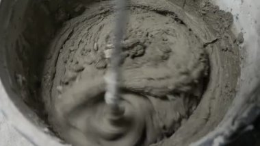 spatula ve kova ile harç inşaat alanı üzerinde. builder ile sıva yüzeyi tamamlanır. 4k.