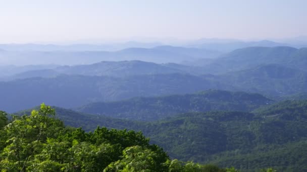 Blick auf eine wunderschöne Berglandschaft. eine Bergkette aus der Vogelperspektive. 4k. — Stockvideo