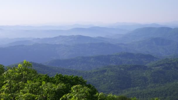 Vue sur un beau paysage de montagne. une chaîne de montagnes à partir d'une vue d'oiseau. 4k . — Video