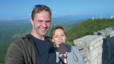 bir çift, bir erkek ve bir kadın bir sefi Dağları'nın muhteşem manzaralı yap. 4 k. ağır çekim çekim