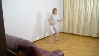 yetişkin kadın dansları evde, 4k