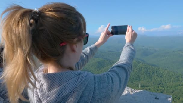 壮大な山々 の景色とクラウンマジェスタを行う女性。4 k. 低速撮影 — ストック動画