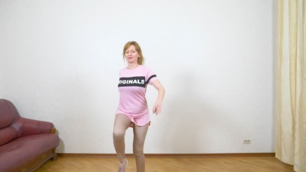 Dansen van de volwassen vrouw thuis, 4k — Stockvideo