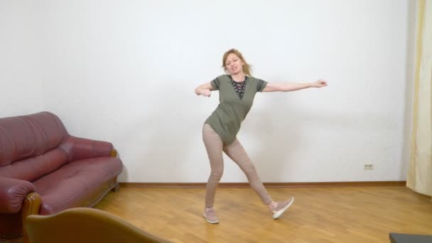 Dansen van de volwassen vrouw thuis, 4k — Stockvideo