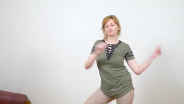 Dansen van de volwassen vrouw thuis, 4k — Stockvideo