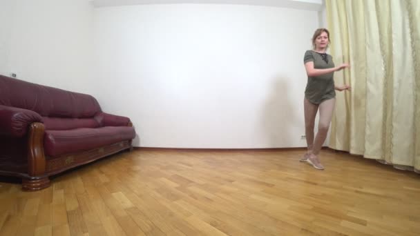 Dansen van de volwassen vrouw thuis, 4k — Stockvideo