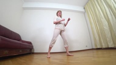 yetişkin kadın dansları evde, 4k