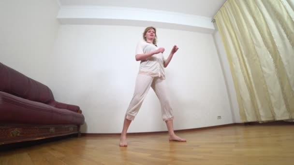 Dansen van de volwassen vrouw thuis, 4k — Stockvideo