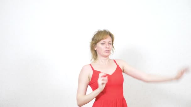 Dorosła Kobieta tańczy w domu 4k — Wideo stockowe