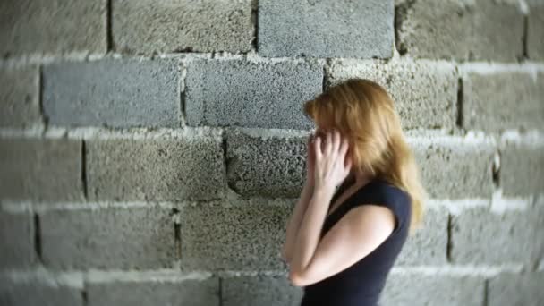 在墙边绝望的不快乐的女人。4k、压力和绝望的概念 — 图库视频影像