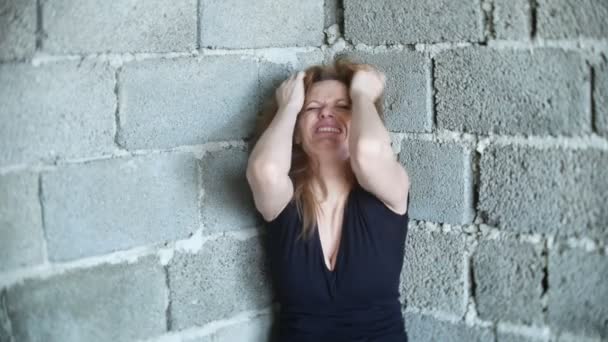 Femme malheureuse désespérée près du mur. 4k, le concept du stress et du désespoir — Video