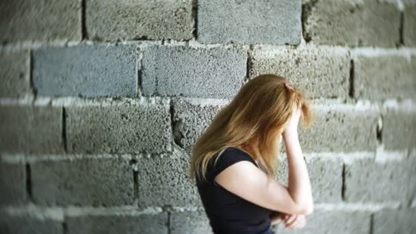 Disperata donna infelice vicino al muro. 4k, il concetto di stress e senza speranza — Video Stock