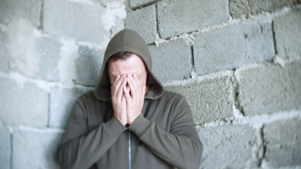 Zoufale nešťastný muž u zdi. 4k, pojem stresu a beznadějné — Stock video