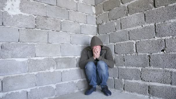 Disperato uomo infelice vicino al muro. 4k, il concetto di stress e senza speranza — Video Stock