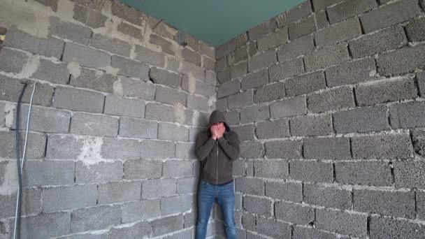 Απελπισμένος άνθρωπος δυστυχισμένος από τον τοίχο. 4k, η έννοια του στρες και απελπιστική — Αρχείο Βίντεο