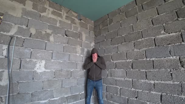 Απελπισμένος άνθρωπος δυστυχισμένος από τον τοίχο. 4k, η έννοια του στρες και απελπιστική — Αρχείο Βίντεο