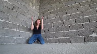 umutsuz kadın duvar tarafından. 4k, stres ve umutsuz kavramı