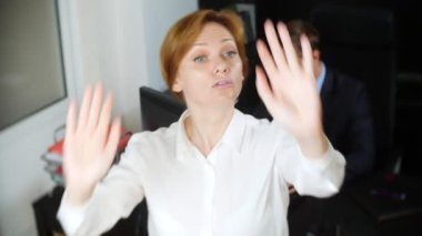 mizah, ironi. Bir kadın Yöneticisi ofiste iş işlemi yapar. 4k