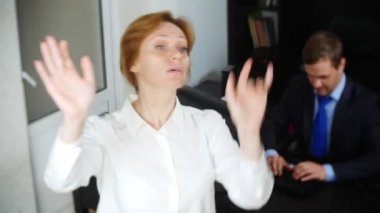 mizah, ironi. Bir kadın Yöneticisi ofiste iş işlemi yapar. 4k