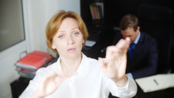 Umorismo, ironia. Un manager donna conduce un processo di lavoro in ufficio. 4k — Video Stock