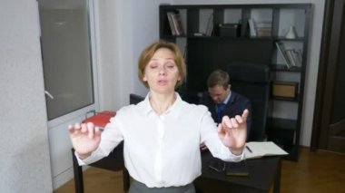 mizah, ironi. Bir kadın Yöneticisi ofiste iş işlemi yapar. 4k