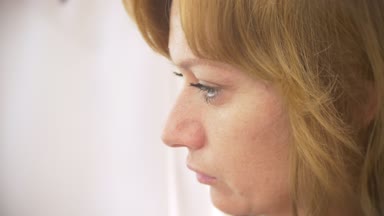 Saç stilisti bir kıvırcık saç şekillendirme kullanan bir kız için yapar. Kuaför iş başında. 4k