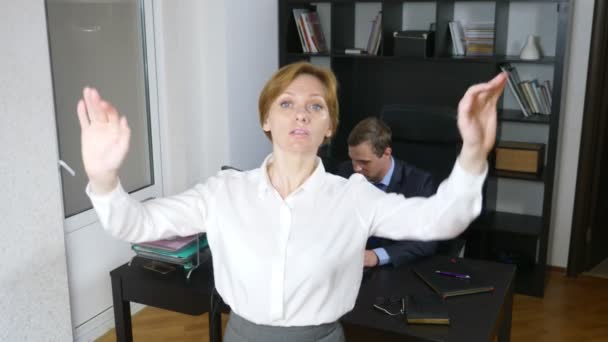 Humor, ironía. Una mujer gerente lleva a cabo un proceso de trabajo en la oficina. 4k — Vídeo de stock