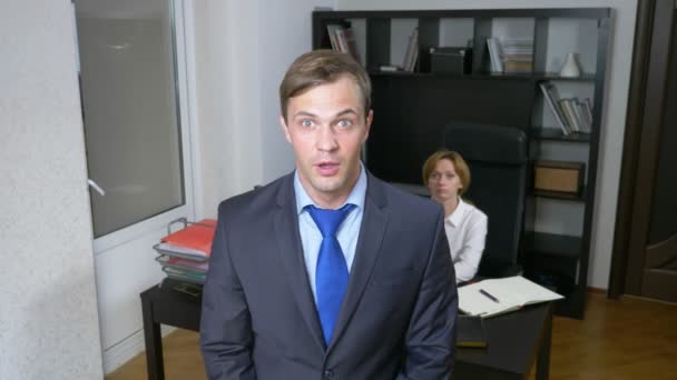 Humor, ironie. een man in het kantoor fluitjes, alarmeren van werknemers. bedrijfsconcept. 4k — Stockvideo