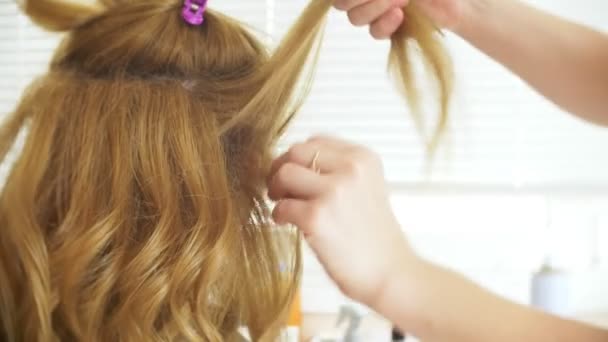 Peluquero hace un rizos para una chica, usando peinado. Peluquería en el trabajo. 4k — Vídeos de Stock