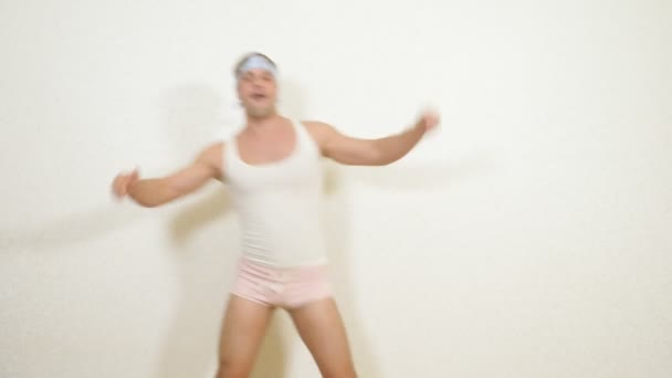 Erwachsener Mann tanzt zu Hause, 4k — Stockvideo